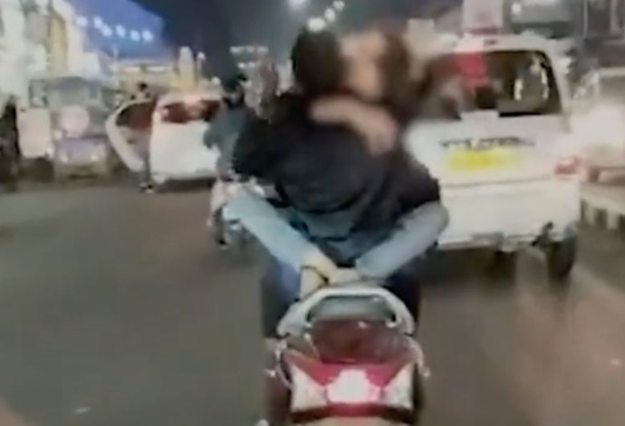 בלי בושה: תועדו מקיימים יחסי מין על קטנוע ברחוב סואן (צילום:  צילום מתוך טוויטר)