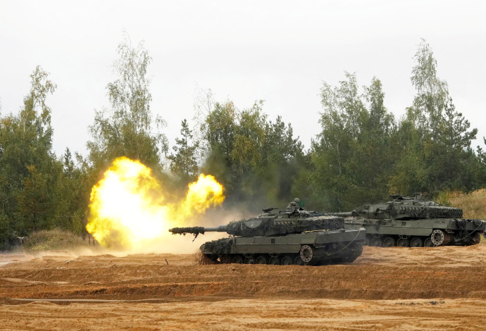 טנק הלאופרד בשימוש בתרגיל בלטביה (צילום:  REUTERS/Ints Kalnins)