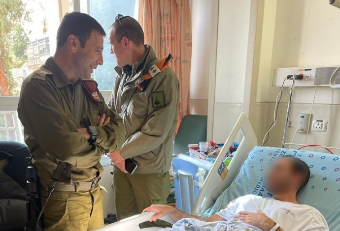 ביקור מפקד אוגדת יהודה ושומרון אצל א' בבית החולים לאחר הפיגוע (צילום:  דובר צה"ל)