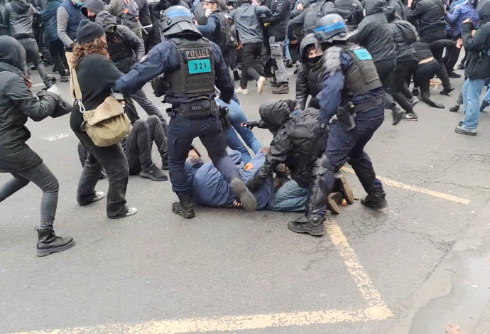אלימות כלפי מפגין ברחובות פריז (צילום:  רויטרס)