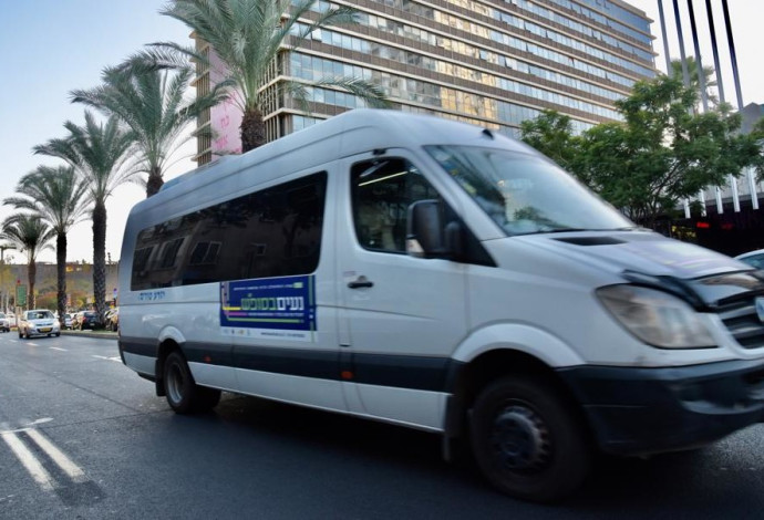 מיניבוס נעים בסופ"ש בתל אביב. חינם, היישר לאזורי הבילוי (צילום:  אבשלום ששוני)