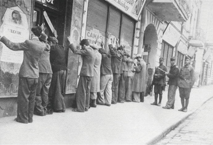 מעצר יהודים בזמן הפוגרום בעיר יאשי שברומניה, 1941 (צילום:  ללא קרדיט)