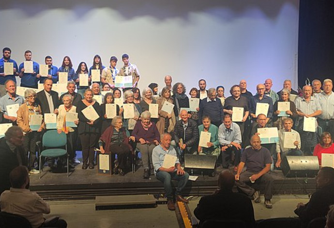 משפחות חברי מחתרת תנועות הנוער בהונגריה ואחרוני המחתרת מקבלים את אות המציל היהודי (צילום:  Nizzan Cohen, CC BY-SA 4.0)