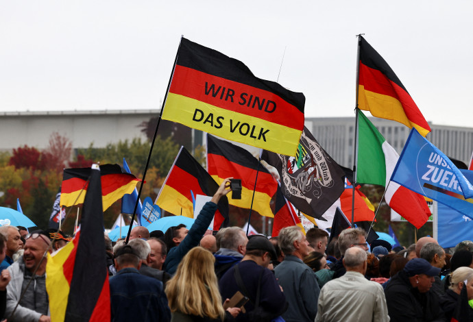 הפגנות של תומכי הימין הקיצוני בברלין (צילום:  REUTERS/Christian Mang)