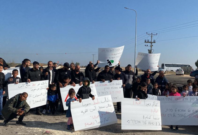 תושבי שבט אל-הוזייל מרהט מפגינים נגד עבודות כביש שנעשות בסמוך לביתם (צילום:  ארנולד נטייב)