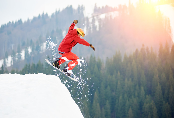 סקי, אדם גולש בשלג (צילום:  AdobeStock)