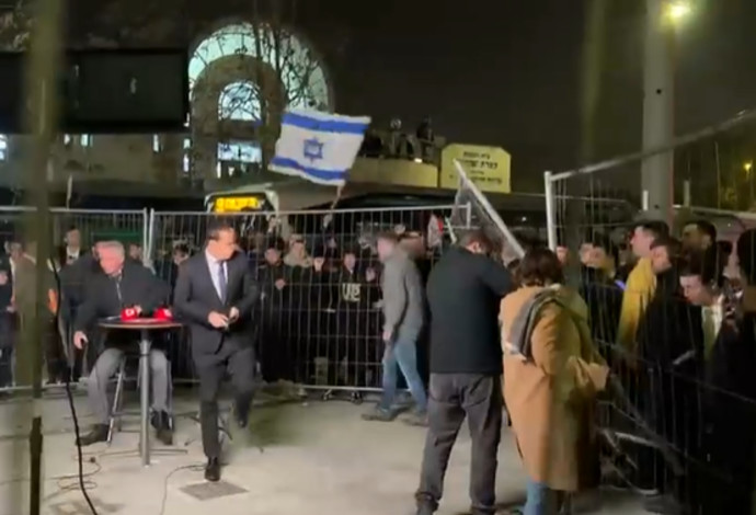 עמדת השידור של חדשות 13, בזירת הפיגוע בירושלים  (צילום:  חדשות 13)