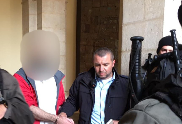 פגע בסמלי הדת: תייר אמריקאי חשוד בהשחתת פסל בכנסייה בירושלים (צילום:  דוברות המשטרה)