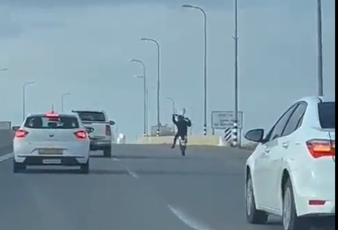 רוכב אופנוע נוסע בצורה מסוכנת בדרום הארץ (צילום:  צילום מסך טוויטר)