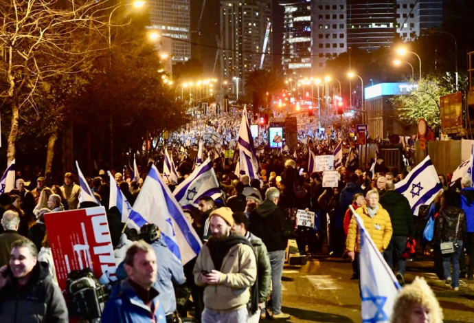 עשרות אלפי מפגינים בהפגנת המחאה נגד הרפורמה המשפטית בתל אביב (צילום:  אבשלום ששוני)