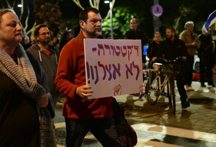 מפגינים נגד הרפורמה במערכת המשפט (צילום:  אבשלום ששוני)