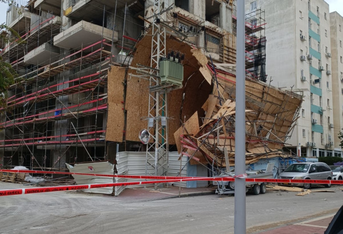  פיגומים קרסו בבניין שעובר הליך תמ״א ברובע ג׳ באשדוד (צילום:  כבאות והצלה ארצי)