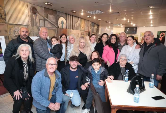 ראש עיריית אור יהודה ליאת שוחט בהענקת אות הערכה למשפחות (צילום:  סטודיו ישראל)