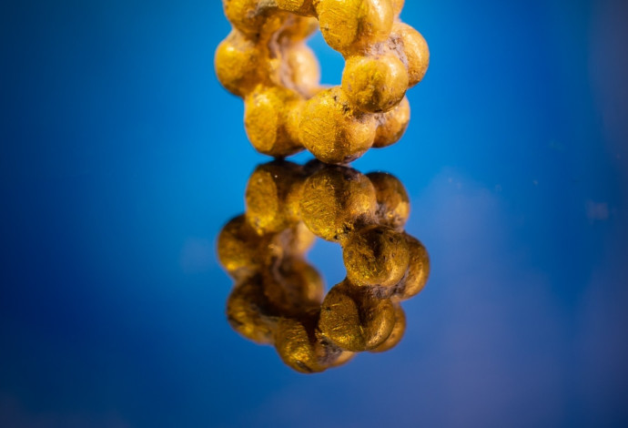  חרוז הזהב שהתגלה בחפירות רשות העתיקות בעיר דוד (צילום:  קובי הראתי, עיר דוד)