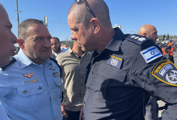 מפכ"ל המשטרה, רב-ניצב יעקב שבתאי בזירת פיגוע הדריסה בשכונת רמות בירושלים (צילום:  דוברות המשטרה)