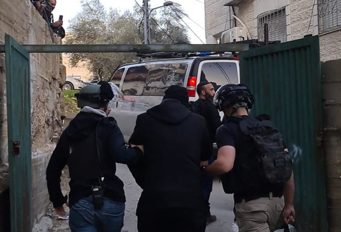 מעצר משפחת המחבל שביצע את פיגוע הדריסה בירושלים (צילום:  דוברות המשטרה)