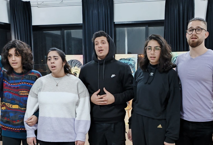 אנסמבל "קול הנוער" בהצגה "יום עסל יום בסל" (צילום:  אורן כהן-מגן)