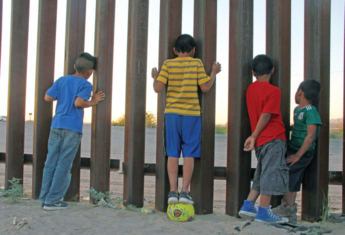 ילדים בגבול מקסיקו ארה"ב (צילום:  AFP)