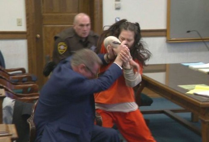 תקפה את עורך דינה בביתה המשפט (צילום:  מתוך יוטיוב)