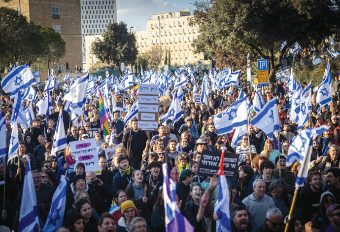 המחאה נגד הרפורמה במערכת המשפט מול משכן הכנסת (צילום:  יונתן זינדל, פלאש 90)