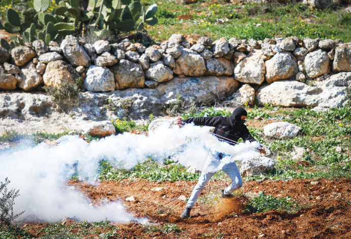 מתפרעים במזרח ירושלים (צילום:  נאסר אישטייח, פלאש 90)