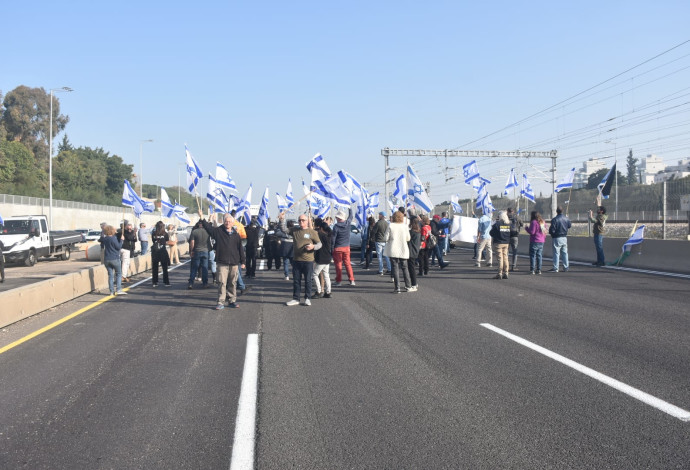 פעילי המחאה נגד הרפורמה המשפטית חוסמים את כביש איילון (צילום:  פל צילומי אוויר)