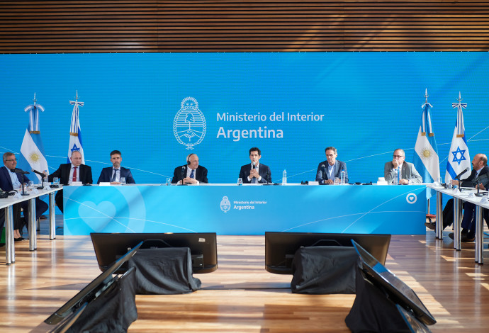 מימין לשמאל: השגריר אייל סלע, שר התשתיות גבריאל קטופודיס, שר הפנים אדוארדו דה פדרו, יצחק אהרונוביץ' (צילום:  באדיבות חברת "מקורות")