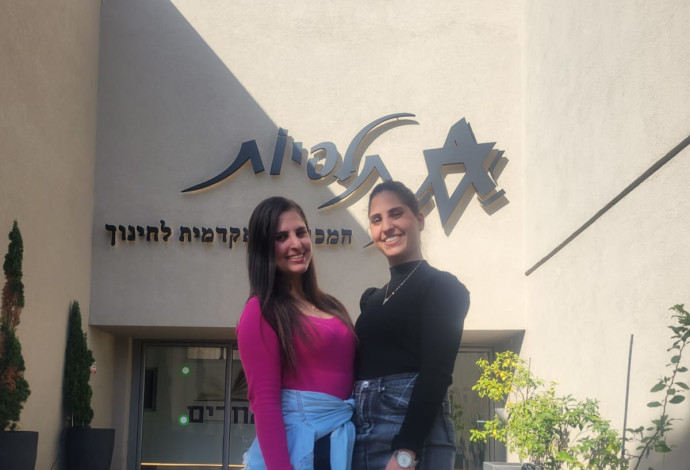אקדמיית משפחה: סיפורן של התאומות הזהות שלומדות יחד | חדשות מעריב