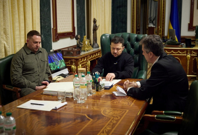 ולודמיר זלנסקי, אלי כהן (צילום:  Ukrainian Presidential Press Service/Handout via REUTERS)