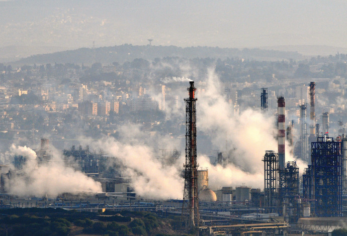 תעשייה זיהום מפרץ חיפה כימיקלים איכות הסביבה ארובות עשן  (צילום:  שי לוי, פלאש 90)