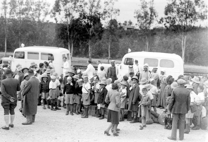 ילדי טהרן מחכים לרכבת בעתלית (צילום:  זולטן קלוגר, לע"מ)