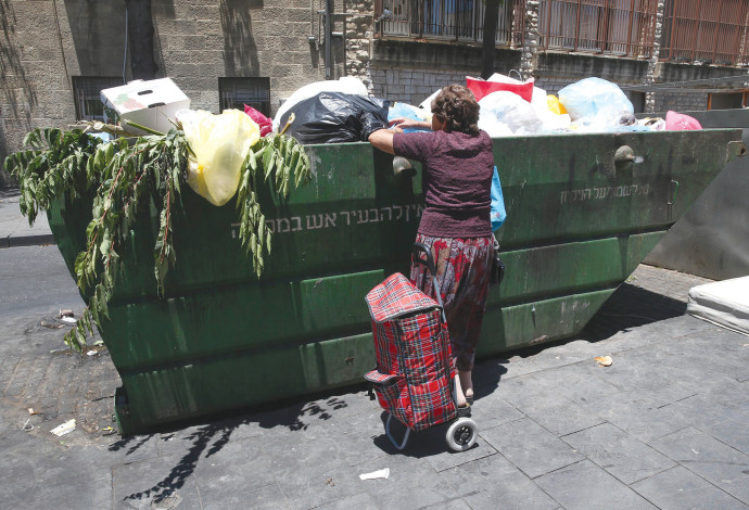 אישה מחטטת בפח אשפה, ארכיון (צילום:  נתי שוחט, פלאש 90)