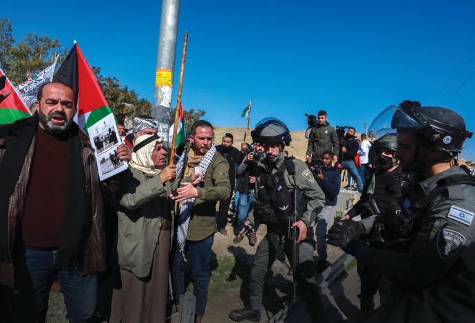 עימות בין שוטרים לפלסטינים ופעילי שמאל בחאן אל אחמר אשתקד (צילום:  פלאש 90)