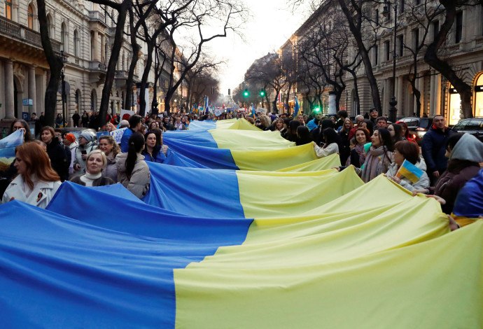 מחאה למען אוקראינה בבודפשט (צילום:  REUTERS/Bernadett Szabo)
