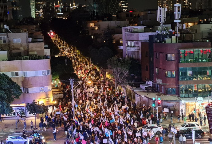  צעדת המחאה בדיזינגוף בדרכה אל ההפגנה בקפלן (צילום:  בן כהן מגפון ניוז)