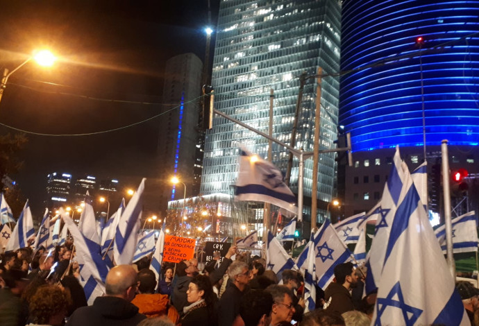 הפגנה נגד הרפורמה בצומת עזריאלי בתל אביב (צילום:  יובל בגנו)