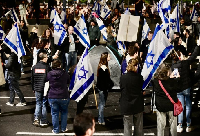מפגינים חוסמים את איילון במחאה נגד הרפורמה בתל אביב (צילום:  אבשלום ששוני)