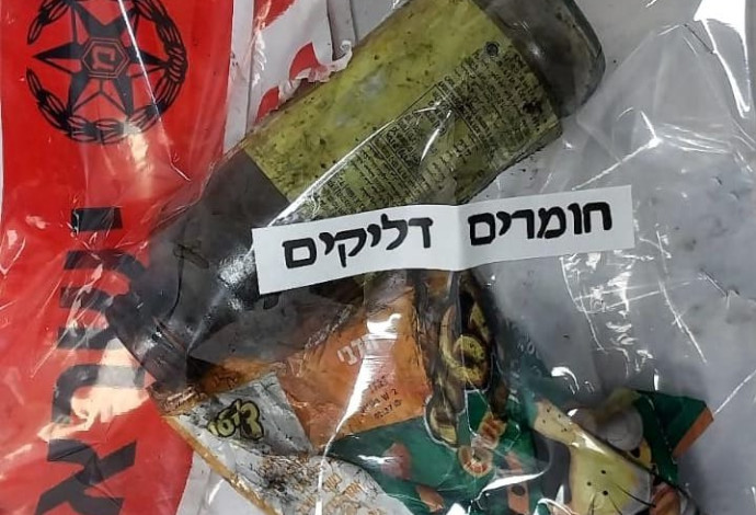 אחד מבקבוקי התבערה שנתפסו ושימשו את החשודים ממזרח ירושלים (צילום:  דוברות המשטרה)