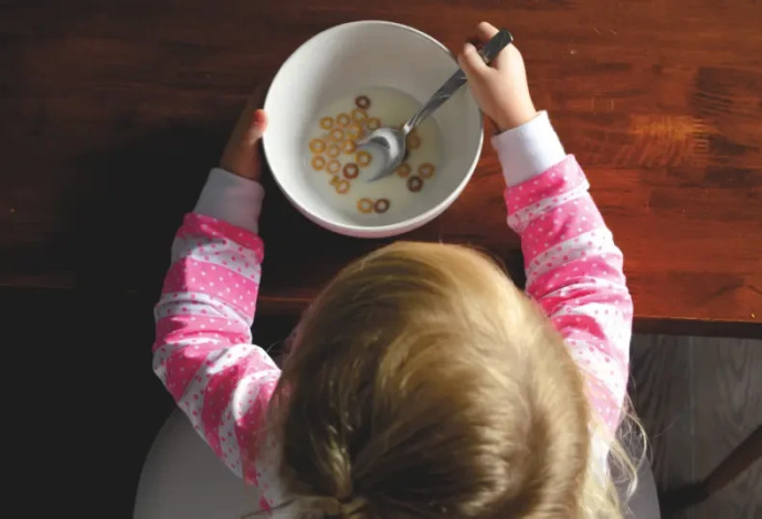 Child eating breakfast (צילום:  PXHERE)