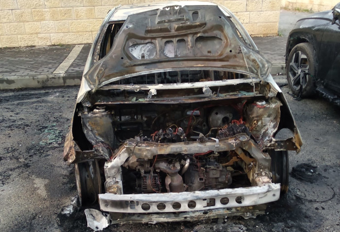 הרכב השרוף של אורי דויטש (צילום:  אורי דויטש)