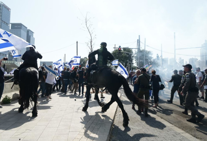 רימוני הלם ופרשים בהפגנה בתל אביב (צילום:  אבשלום ששוני)
