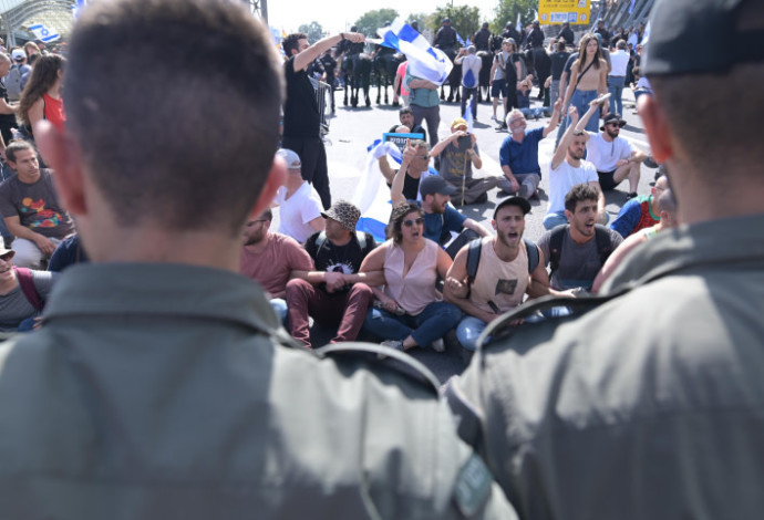שוטרים ומפגינים נגד הרפורמה בתל אביב (צילום:  תומר נויברג פלאש 90)