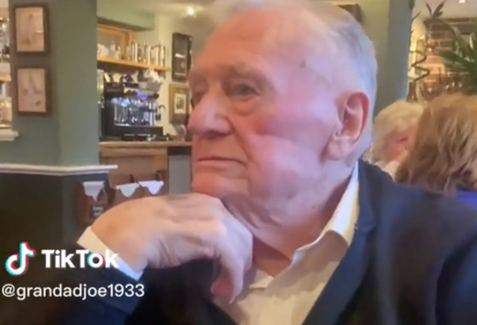 בן 89 המתין לדייט במסעדה אך נותר לבדו (צילום:  מתוך טיקטוק)