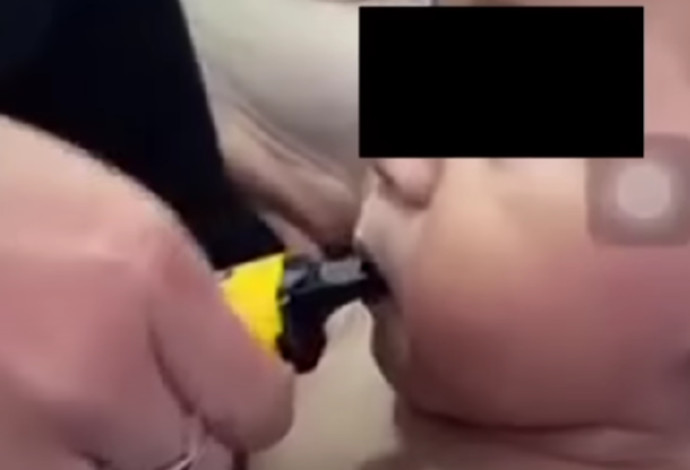 תיעוד מטריד הציג תינוק שואף מסיגריה אלקטרונית (צילום:  מתוך יוטיוב)