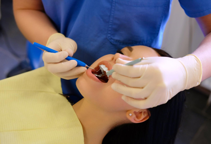 יישור שיניים למבוגרים: 3 השיטות שחשוב שתכירו (צילום:  FREEPIK)