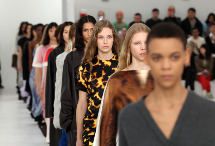 תצוגת האופנה של Loewe בשבוע האופנה בפריז 2023 (צילום:  Pascal Le Segretain/Getty Images)