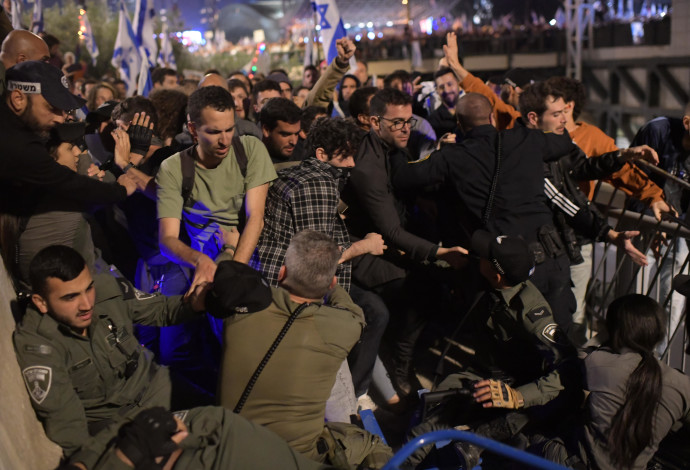 עימותים בין מפגינים למשטרה במחאה נגד הרפורמה המשפטית (צילום:  תומר נויברג, פלאש 90)