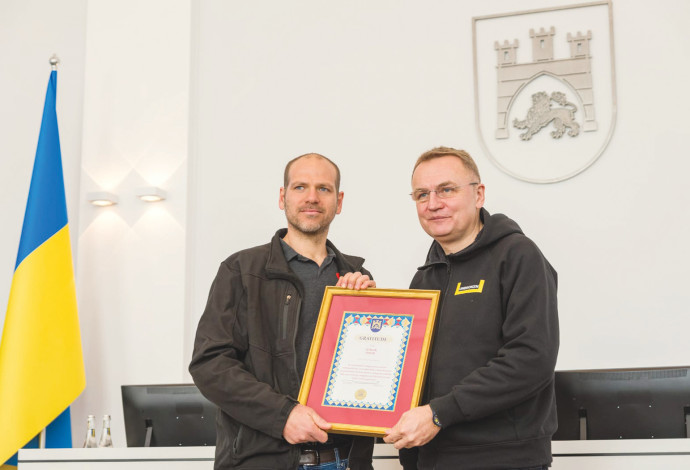 ראש עיריית לביב מעניק תעודת הוקרה (צילום:  ארגון לב אחד)