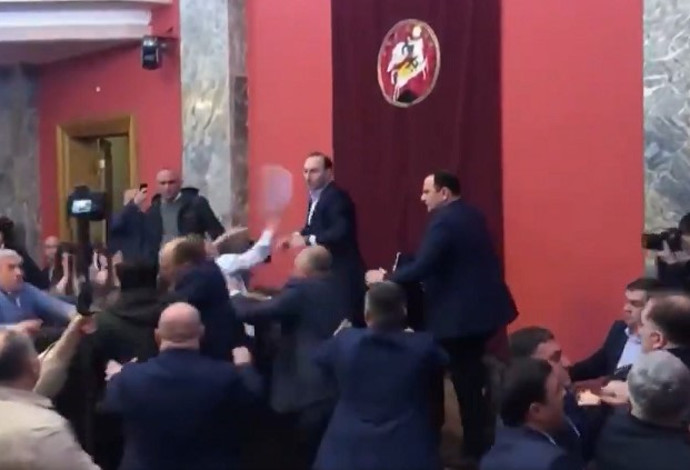 אלימות בפרלמנט הגאורגי בעקבות חקיקות חוק "סוכנים זרים" (צילום:  צילום מסך רשתות חברתיות)