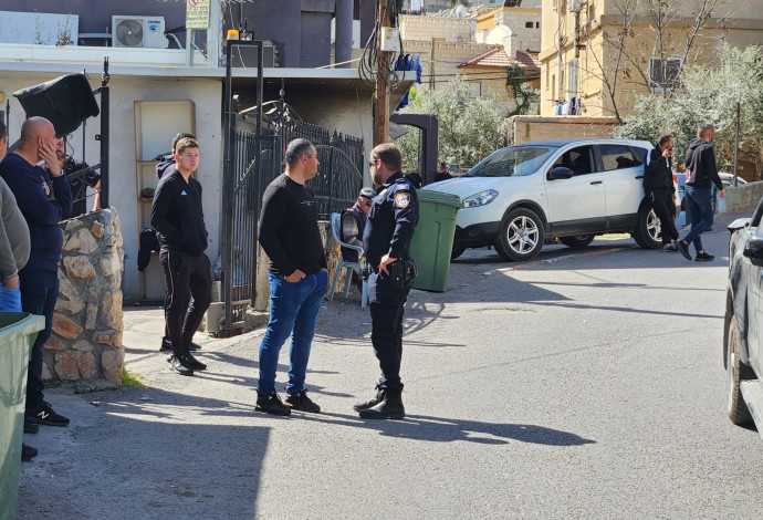 שוטרים בזירת הרצח בכפר כנא (צילום:  אלי אשכנזי, וואלה!)